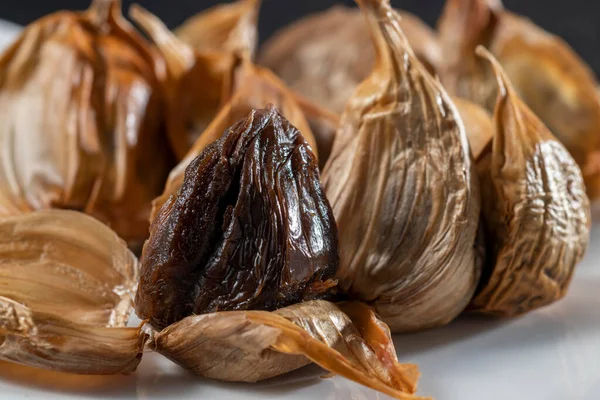 Siyah sarımsak taze ve lezzetli sarımsak pişirerek biter..