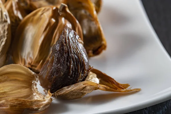 Siyah sarımsak taze ve lezzetli sarımsak pişirerek biter..