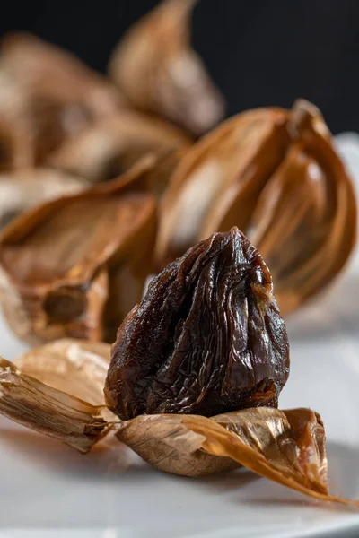 Siyah sarımsak taze ve lezzetli sarımsak pişirerek biter..