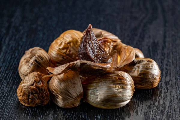 Siyah sarımsak taze ve lezzetli sarımsak pişirerek biter..