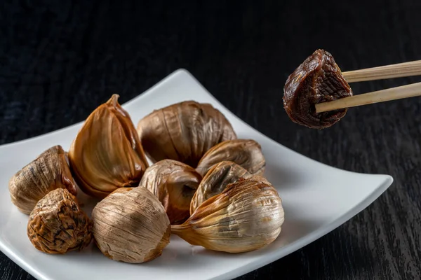 Siyah sarımsak taze ve lezzetli sarımsak pişirerek biter..