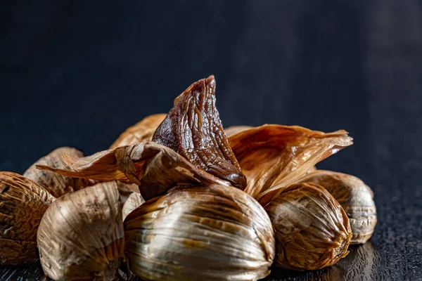 Siyah sarımsak taze ve lezzetli sarımsak pişirerek biter..