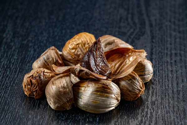 Siyah sarımsak taze ve lezzetli sarımsak pişirerek biter..