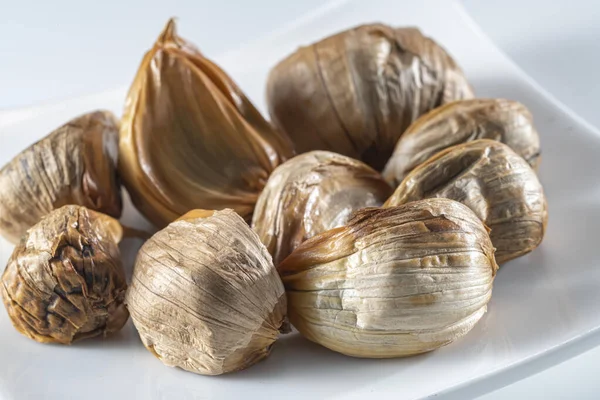 Siyah sarımsak taze ve lezzetli sarımsak pişirerek biter..