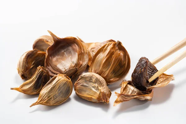 Siyah sarımsak taze ve lezzetli sarımsak pişirerek biter..