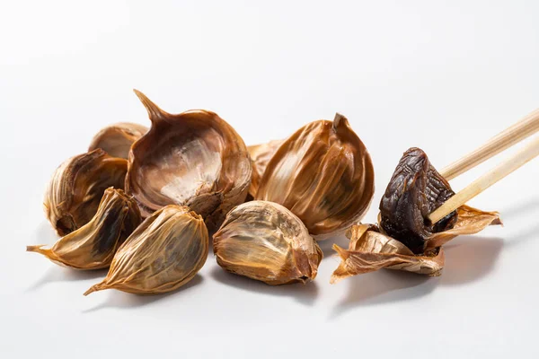 Siyah sarımsak taze ve lezzetli sarımsak pişirerek biter..