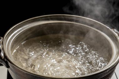 Japon mutfağının lezzetli kil çömlek resmi.