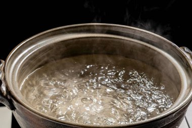 Japon mutfağının lezzetli kil çömlek resmi.