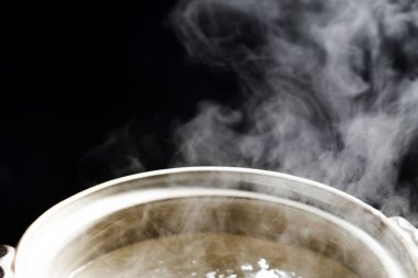 Japon mutfağının lezzetli kil çömlek resmi.