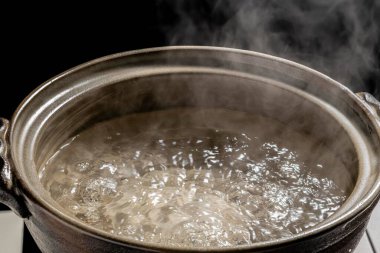 Japon mutfağının lezzetli kil çömlek resmi.