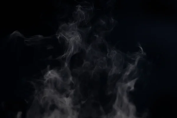 黒い背景に蒸気と蒸気が立ち上がる — ストック写真