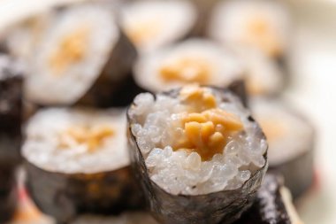 Natto ile pişirilmiş Nori usulü suşi.