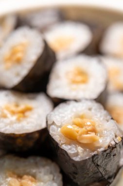Natto ile pişirilmiş Nori usulü suşi.