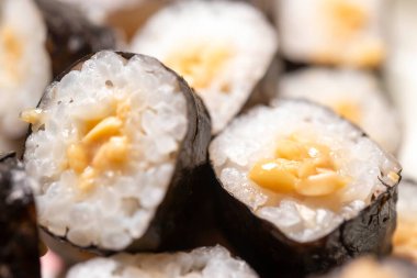 Natto ile pişirilmiş Nori usulü suşi.