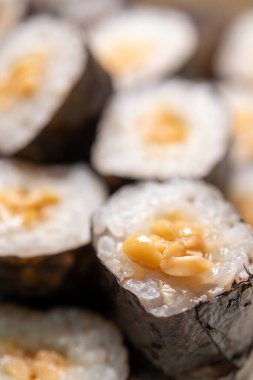 Natto ile pişirilmiş Nori usulü suşi.