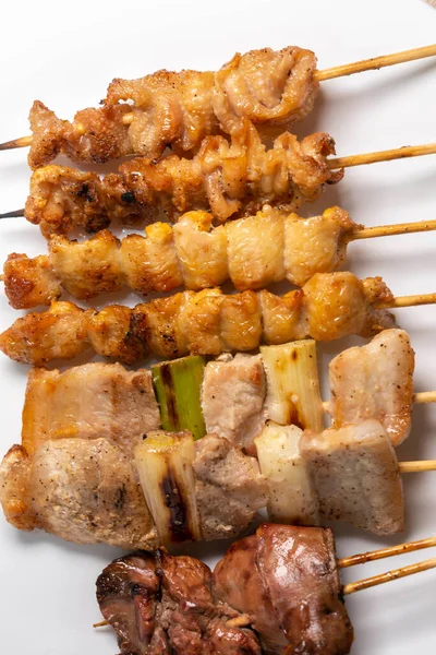 烤和吃新鲜美味的日本鸡肉 — 图库照片