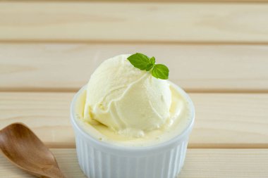 Taze ve lezzetli sütten yapılmış dondurma.