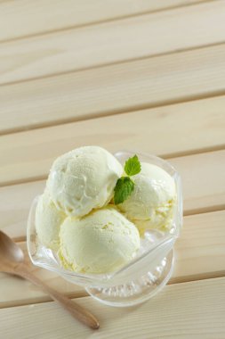 Taze ve lezzetli sütten yapılmış dondurma.