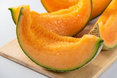 Lezzetli kavunları çiftçiler tarafından kaldırdı tarımı