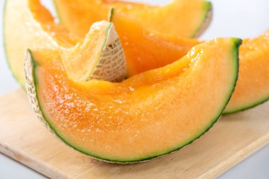 Lezzetli kavunları çiftçiler tarafından kaldırdı tarımı