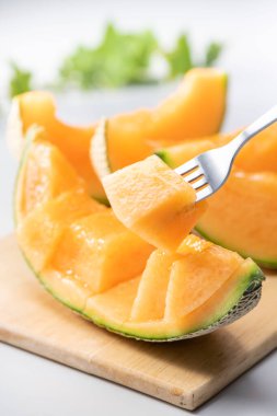 Lezzetli kavunları çiftçiler tarafından kaldırdı tarımı