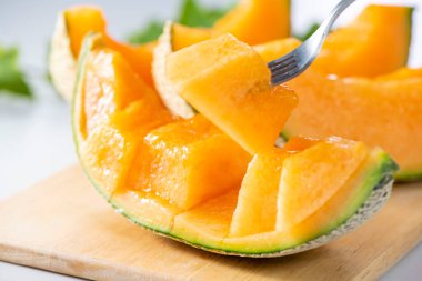 Lezzetli kavunları çiftçiler tarafından kaldırdı tarımı