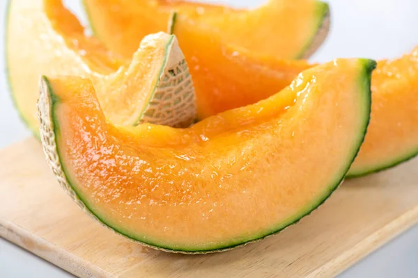 Lezzetli kavunları çiftçiler tarafından kaldırdı tarımı