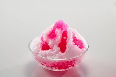 Sıcak yaz mevsiminde yendiğinde bol bol lezzetli şerbetli buzlu sandviç.