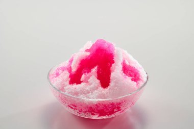 Sıcak yaz mevsiminde yendiğinde bol bol lezzetli şerbetli buzlu sandviç.