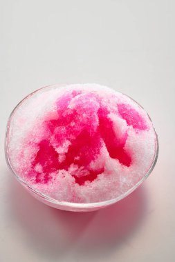 Sıcak yaz mevsiminde yendiğinde bol bol lezzetli şerbetli buzlu sandviç.