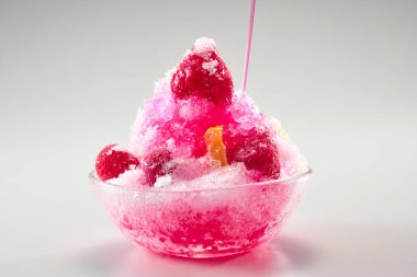 Sıcak yaz mevsiminde yendiğinde bol bol lezzetli şerbetli buzlu sandviç.