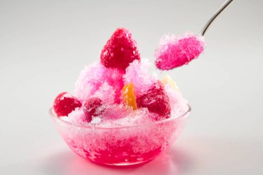 Sıcak yaz mevsiminde yendiğinde bol bol lezzetli şerbetli buzlu sandviç.