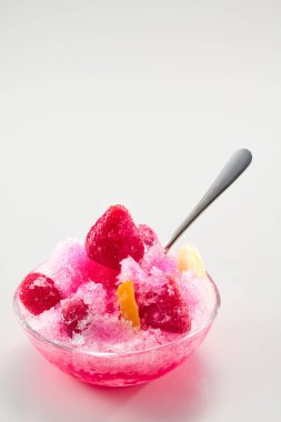 Sıcak yaz mevsiminde yendiğinde bol bol lezzetli şerbetli buzlu sandviç.