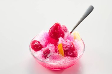 Sıcak yaz mevsiminde yendiğinde bol bol lezzetli şerbetli buzlu sandviç.