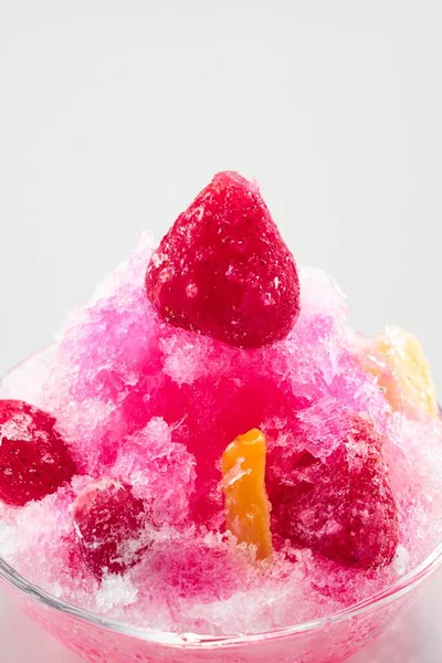 Sıcak yaz mevsiminde yendiğinde bol bol lezzetli şerbetli buzlu sandviç.