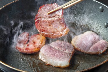 Bake thick bacon and cook it deliciously.