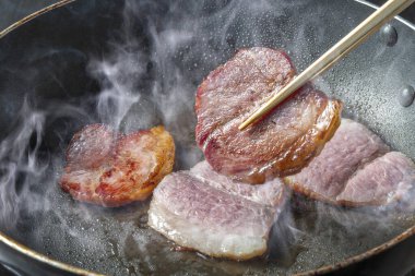 Bake thick bacon and cook it deliciously.