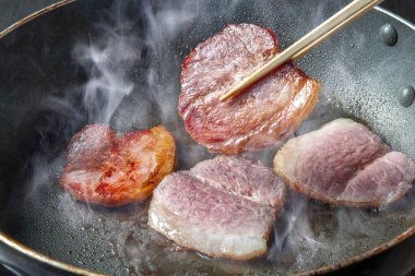 Bake thick bacon and cook it deliciously.