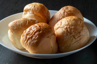 Scene of mixing powder to make delicious bread