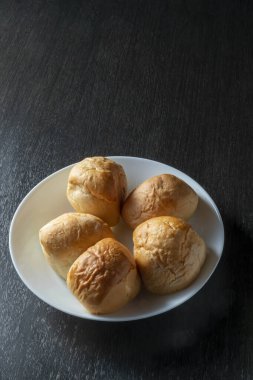 Scene of mixing powder to make delicious bread