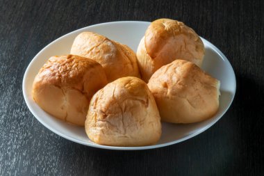 Scene of mixing powder to make delicious bread