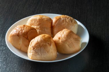 Scene of mixing powder to make delicious bread