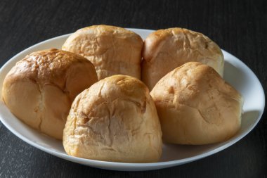 Scene of mixing powder to make delicious bread