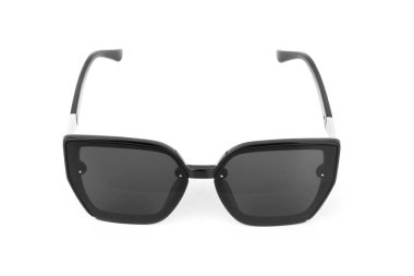 Beyaz arka planda güzel bir kadın gözlüğü.