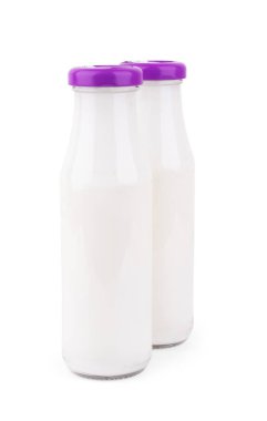 Beyaz arka planda izole edilmiş bir sürahi süt. Kesme yolu. Cam sürahi.