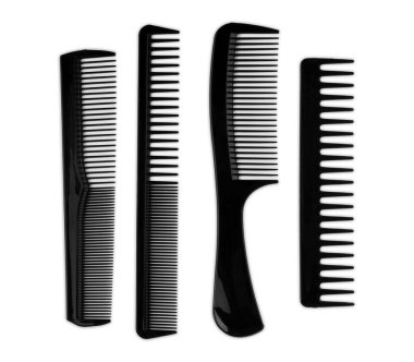 Beyaz yalıtılmış arkaplanda saç kesmek için çeşitli türde siyah saç tarakları ve makas