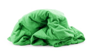 İzole edilmiş beyaz bir yatakta beyaz çarşaf. Beyaz arka planda yatak ve çarşaflı yatak odası. Yastıklı yatak ve yorgan yalıtılmış. Ön görünüm.