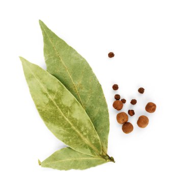 Kurutulmuş bay defne yaprakları ve beyaz bir arka plan üzerinde izole peppercorns yakın çekim