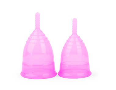 Beyaz arkaplanda izole edilmiş pembe ve mor aybaşı bardakları