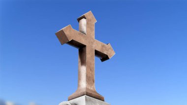 Altın artı işareti yansıması ile beyaz arka plan üzerinde izole. 3D render.